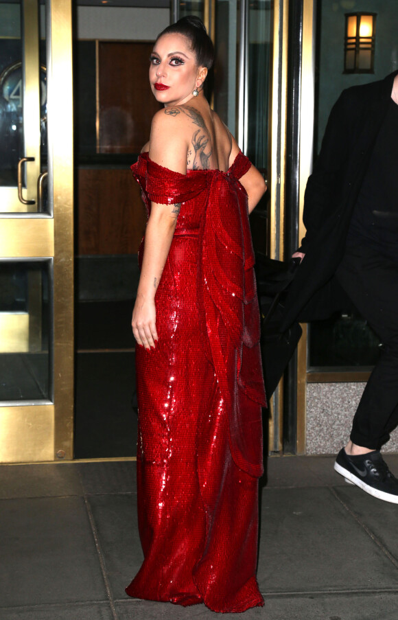 Lady Gaga, en tenue de soirée rouge, dans les rues de New York, le 4 décembre 2014.
