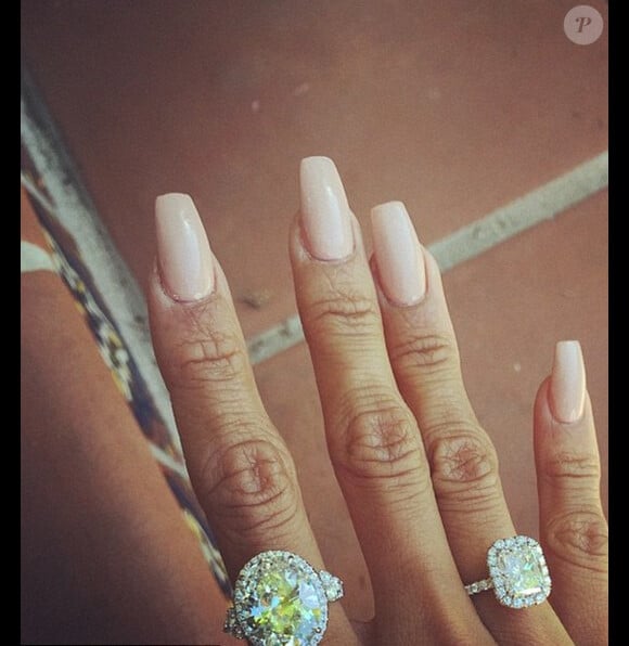 Karrueche Tran et Chris Brown sont-ils fiancés ? le 26 décembre 2014 Karrueche a publié une photo de sa main avec deux énormes bagues qui laissent à penser que le couple se serait fiancé. Elle a retiré la photo du réseau social quelques heures après.