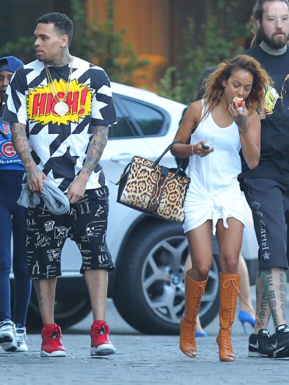 Exclusif - Chris Brown, sa compagne Karrueche Tran et leurs amis quittent l'hôtel SLS à Beverly Hills. Le 20 juin 2014 