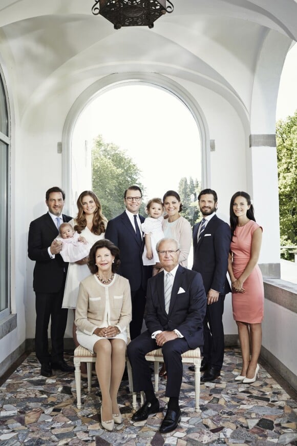 La famille royale de Suède photographiée, en juillet 2014 à la Villa Solliden, par Anna-Lena Ahlström. Debout derrière le roi Carl XVI Gustaf et la reine Silvia, Christopher O'Neill, la princesse Madeleine et leur fille la princesse Leonore, le prince Daniel et la princesse Victoria avec leur fille la princesse Estelle, le prince Carl Philip et Sofia Hellqvist.