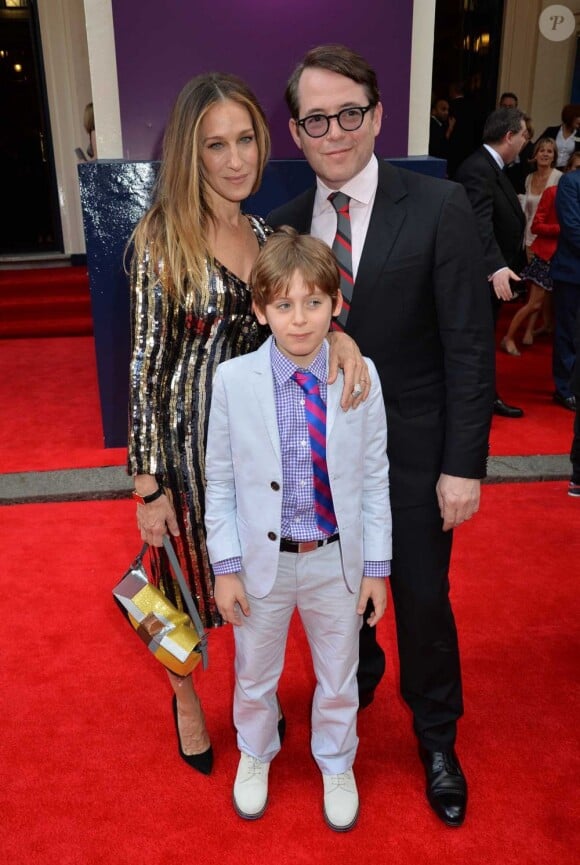 Sarah Jessica Parker, sobn époux  Matthew Broderick et leur fils James à la première de la comédie musicale Charlie and the Chocolate Factory, à Londres le 25 juin 2013.
