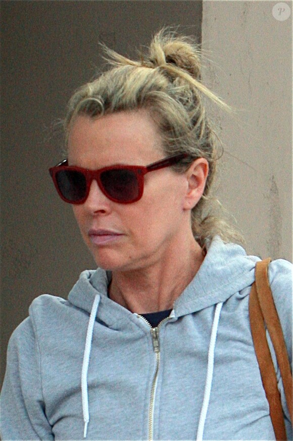 Exclusif - Kim Basinger sort d'un restaurant à Woodland Hills, le 10 avril 2014.