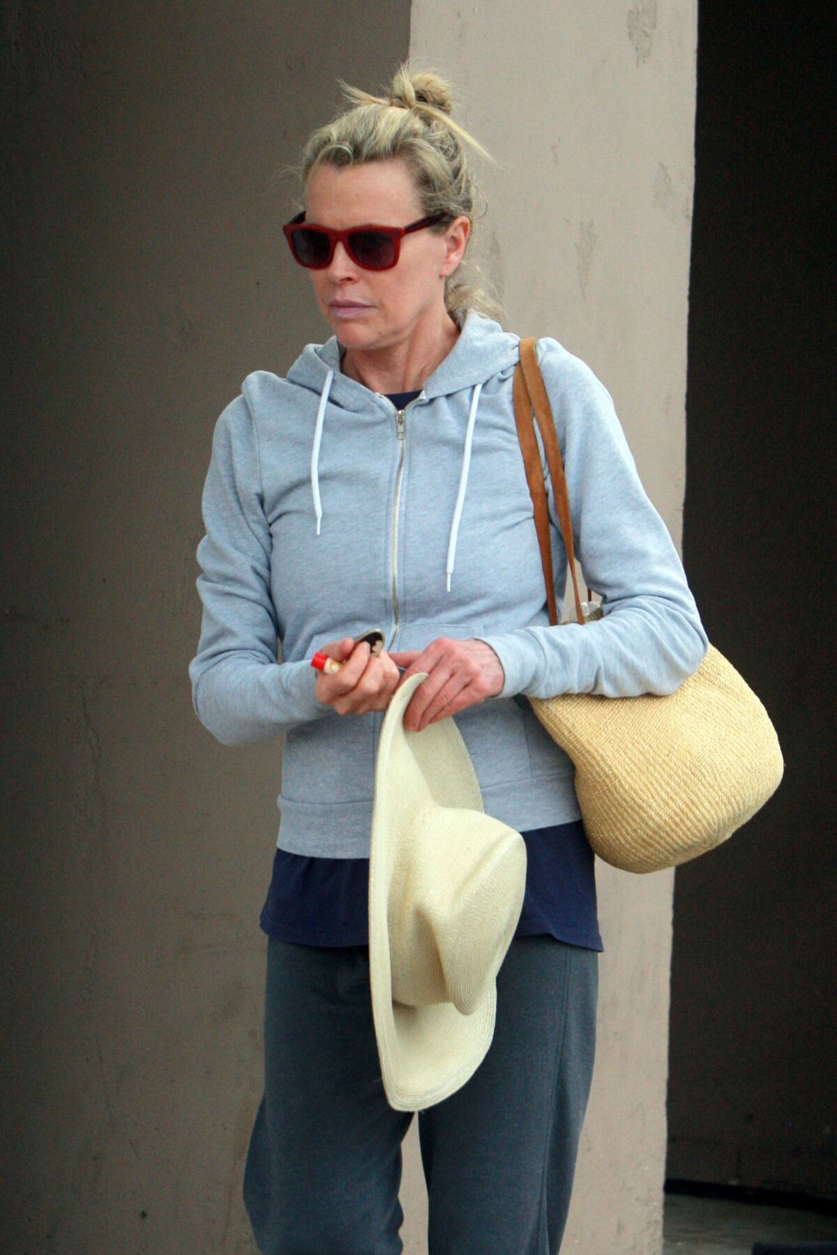 Photo : Exclusif - Kim Basinger sort d'un restaurant à Woodland Hills