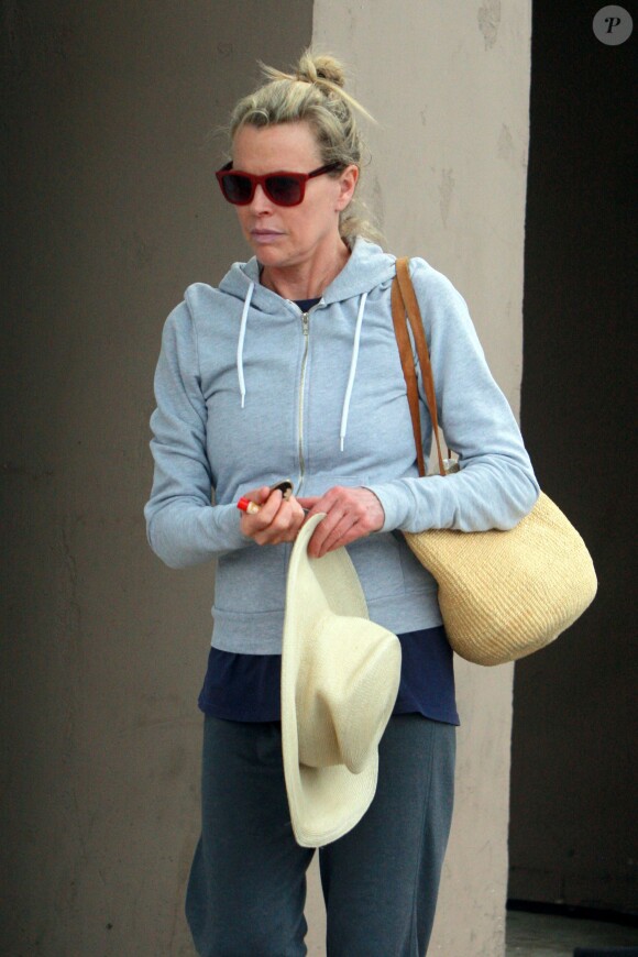 Exclusif - Kim Basinger sort d'un restaurant à Woodland Hills, le 10 avril 2014.