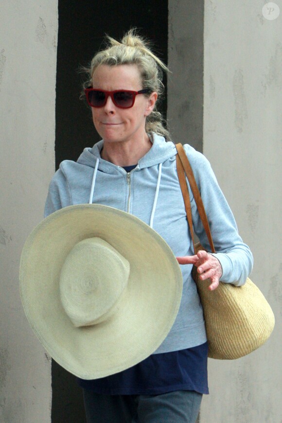 Exclusif - Kim Basinger sort d'un restaurant à Woodland Hills, le 10 avril 2014.