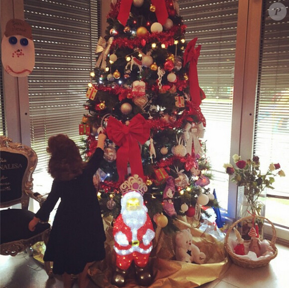 Emilie Nef Naf : sa petite Maëlla découvre les cadeaux sous le sapin à Noël