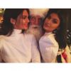 Les deux soeurs Jenner, Kendall et Kylie, prennent la pose avec le père Noel, le 25 décembre 2014