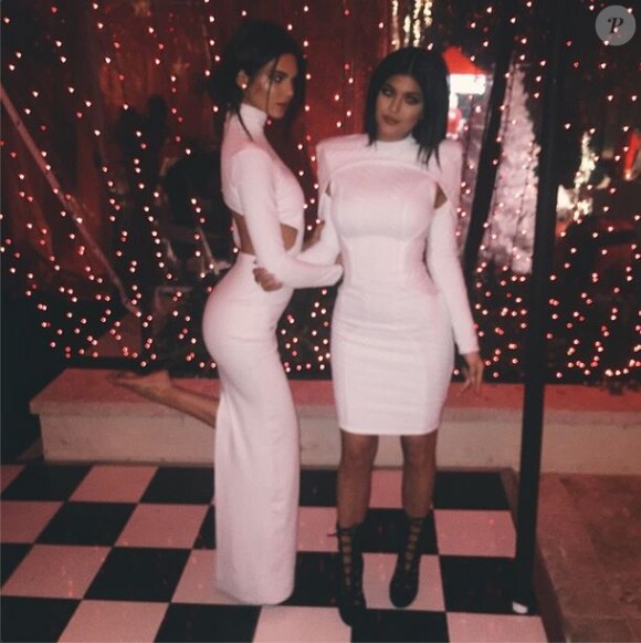 Kendall et Kylie Jenner, divines en robes blanches lors de la soirée de Noël de la famille Kardashian. Los Angeles, le 24 décembre 2014.