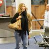 Exclusif - Sofia Vergara, qui porte sa bague de fiançailles, et son fiancé Joe Manganiello, le bras gauche avec une attelle, arrivent à l'aéroport LAX de Los Angeles. Le 29 décembre 2014