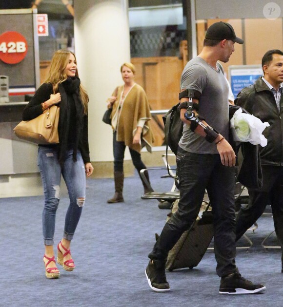 Exclusif - L'actrice Sofia Vergara, qui porte sa bague de fiançailles, et son fiancé Joe Manganiello, le bras gauche avec une attelle, arrivent à l'aéroport LAX de Los Angeles. Le 29 décembre 2014