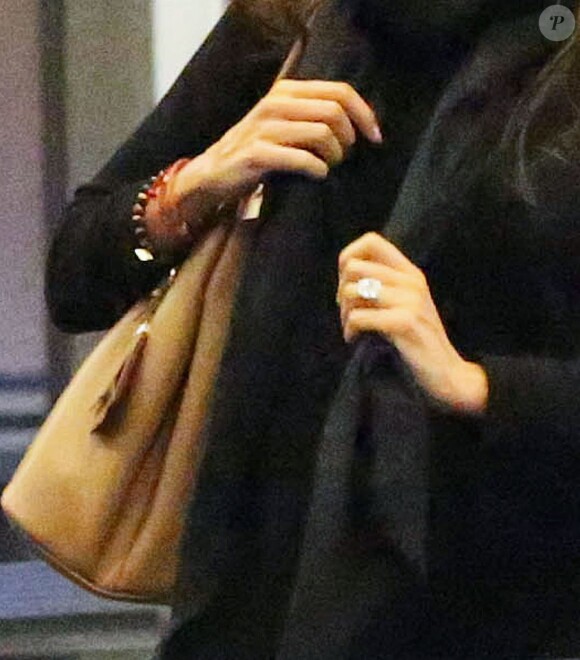 Exclusif - Sofia Vergara, qui porte sa bague de fiançailles, à l'aéroport de Los Angeles. Le 29 décembre 2014