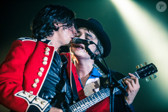 Pete Doherty et Carl Barât lors du concert du groupe The Libertines au Alexandra Palace à Londres, le 26 septembre 2014.  