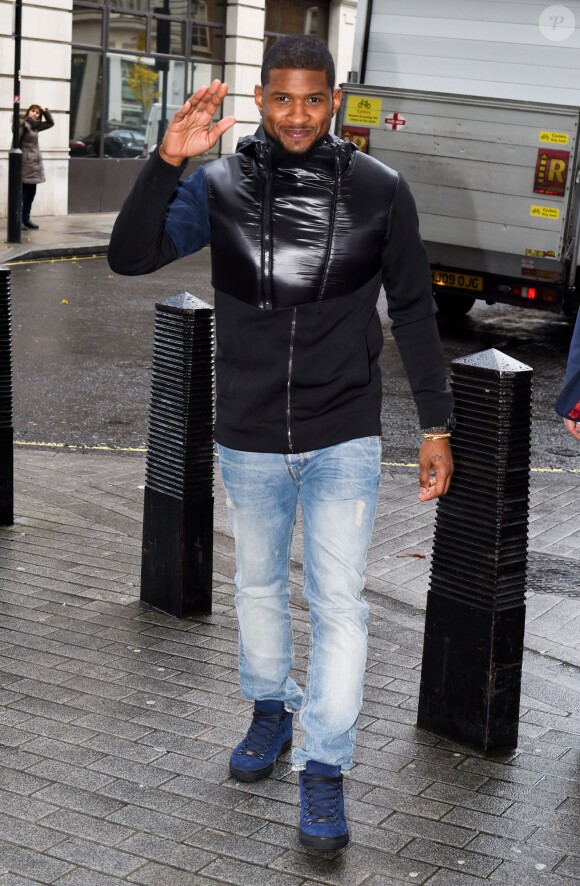 Usher se rend sur les studios de la BBC le 17 décembre 2014. 