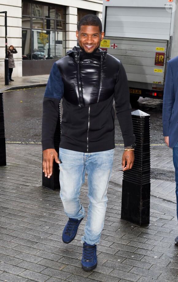 Usher se rend sur les studios de la BBC à Londres le 17 décembre 2014 