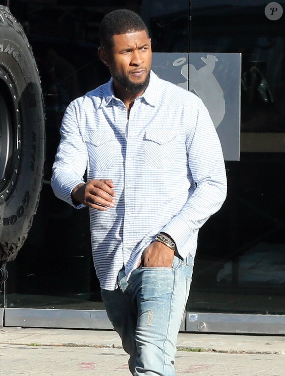 Exclusif - Usher se promène dans les rues de Hollywood, le 21 novembre 2014  