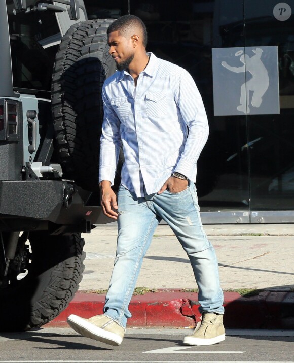 Exclusif - Usher se promène dans les rues de Hollywood, le 21 novembre 2014 