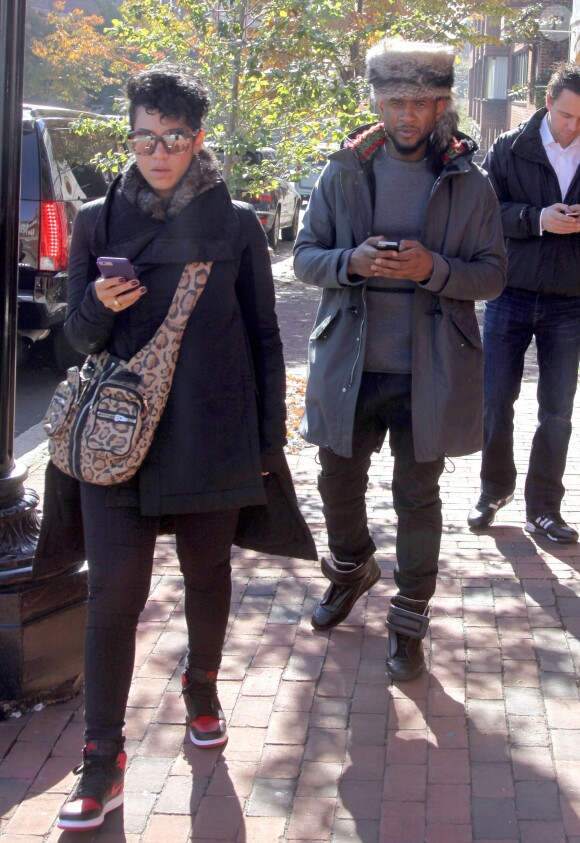 Usher se promène avec sa petite-amie Grace Miguel à Washington, le 11 novembre 2014.   