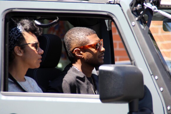 Usher et sa compagne Grace Miguel dans leur voiture à Beverly Hills, le 12 juin 2014. 