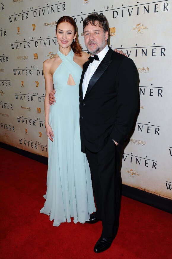 Olga Kurylenko et Russell Crowe lors de la première du film "La Promesse d'une vie" à Sydney, le 2 décembre 2014. 