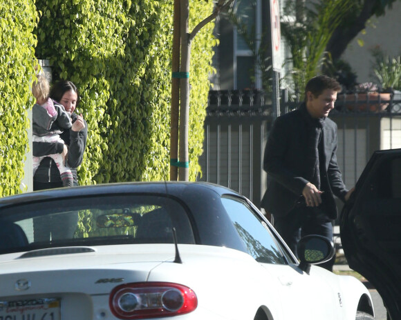 Jeremy Renner tout sourire à la sortie de son ancien domicile, où il a laissé sa fille Ava à sa maman. West Hollywood, Los Angeles, le 4 janvier 2015.