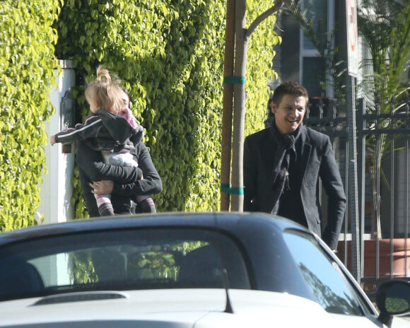 Jeremy Renner sort tout sourire en quittant son ancien domicile, où il a laissé sa fille Ava à sa maman. West Hollywood, Los Angeles, le 4 janvier 2015.