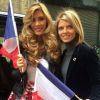 Camille Cerf, prete pour Miss Univers, prend la pose près de Sylvie Tellier, ce 6 janvier 2015