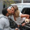 John Legend et Chrissy Teigen et leur chien lors d'une séance photo dans les rues de New York, le 1er décembre 2014