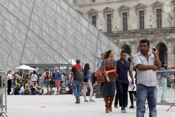John Legend et Chrissy Teigen vont visiter le Louvre pendant leur séjour à Paris le 11 septembre 2014 