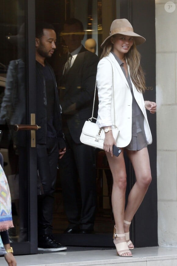 John Legend et sa femme Chrissy Teigen font du shopping à Paris le 10 septembre 2014. 