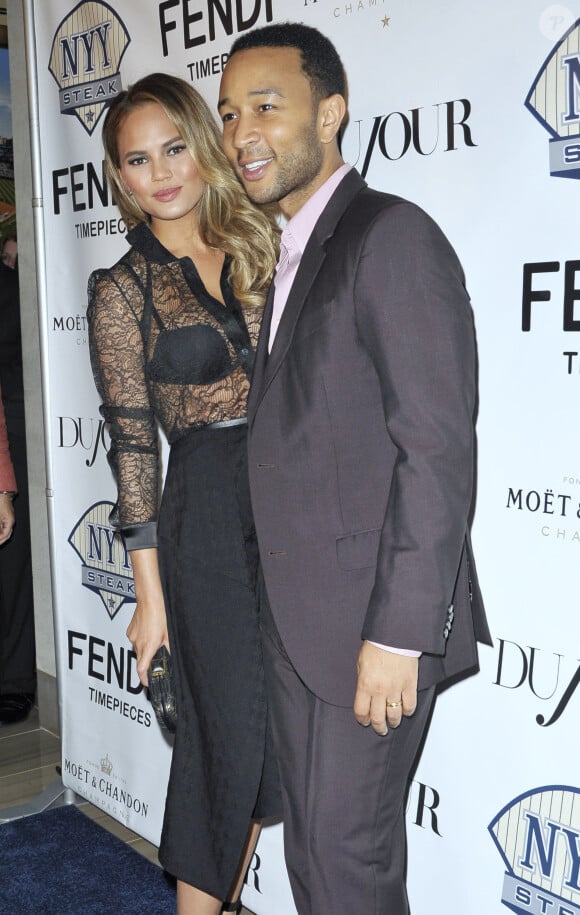 Chrissy Teigen et son mari John Legend lors de la soirée du magazine "DuJour" à New York, le 28 juillet 2014. 