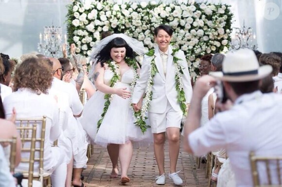 La chanteuse Beth Ditto a épousé sa fiancée Kristin Ogata en juin 2013 lors d'une cérémonie paradisiaque organisée à Hawaï et à laquelle a assisté le couturier français Jean-Paul Gaultier.