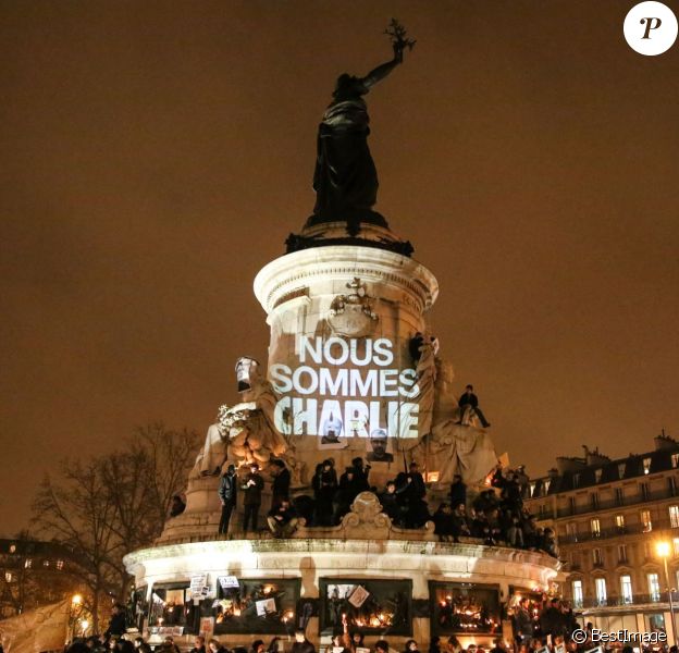 Rassemblement sur la place de la République suite à l'attentat au siège de Charlie Hebdo à Paris le 7 janvier 2015. Des milliers de personnes se sont retrouvés.