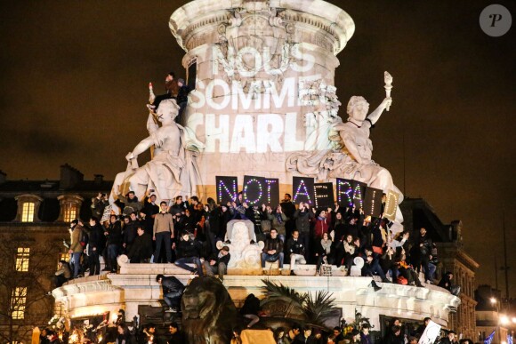 Rassemblement sur la place de la République suite à l'attentat au siège de Charlie Hebdo à Paris le 7 janvier 2015. Des milliers de personnes se sont retrouvés.