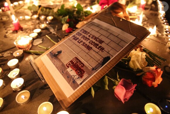Rassemblement sur la place de la République suite à l'attentat au siège de Charlie Hebdo à Paris le 7 janvier 2015. Des milliers de personnes se sont retrouvés.