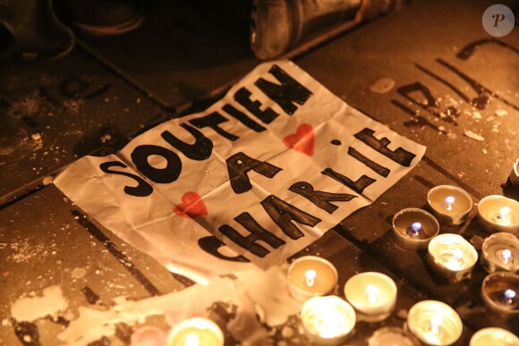 Rassemblement sur la place de la République suite à l'attentat au siège de Charlie Hebdo à Paris le 7 janvier 2015. Des milliers de personnes se sont retrouvés.