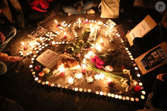 Rassemblement sur la place de la République suite à l'attentat au siège de Charlie Hebdo à Paris le 7 janvier 2015. Des milliers de personnes se sont retrouvés.