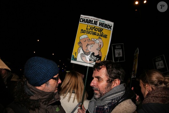 Rassemblement sur la place de la République suite à l'attentat au siège de Charlie Hebdo à Paris le 7 janvier 2015. Des milliers de personnes se sont retrouvés.