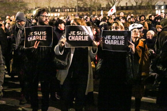 Rassemblement sur la place de la République suite à l'attentat au siège de Charlie Hebdo à Paris le 7 janvier 2015. Des milliers de personnes se sont retrouvés.