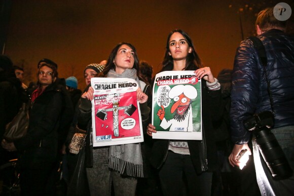 Rassemblement sur la place de la République suite à l'attentat au siège de Charlie Hebdo à Paris le 7 janvier 2015. Des milliers de personnes se sont retrouvés.