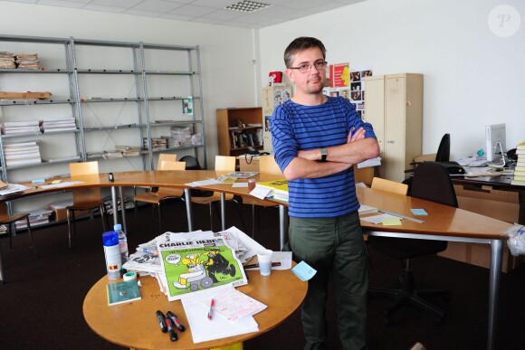 Stéphane Charbonnier, dit Charb, dans les locaux de Charlie Hebdo dont il était le directeur de la publication, le 19 septembre 2012. Charb est mort assassiné le 7 janvier 2015.