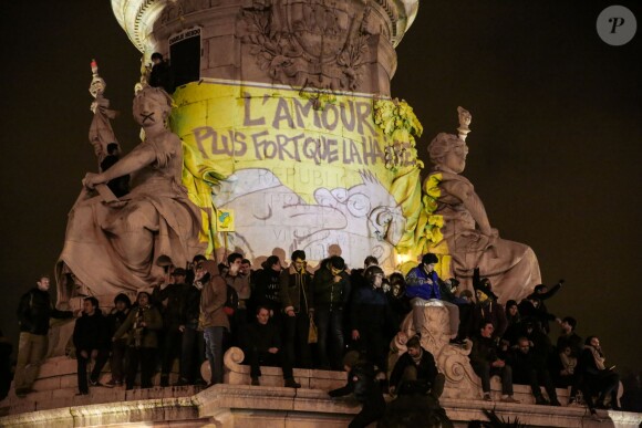 Rassemblement sur la place de la République suite à l'attentat au siège de Charlie Hebdo à Paris le 7 janvier 2015. Des milliers de personnes se sont retrouvés.