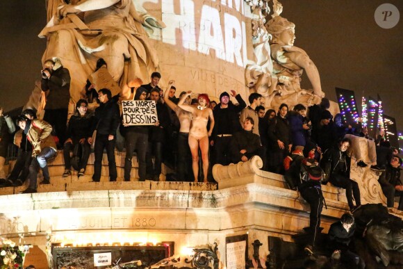 Rassemblement sur la place de la République suite à l'attentat au siège de Charlie Hebdo à Paris le 7 janvier 2015. Des milliers de personnes se sont retrouvés.