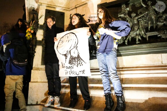 Rassemblement sur la place de la République suite à l'attentat au siège de Charlie Hebdo à Paris le 7 janvier 2015. Des milliers de personnes se sont retrouvés.