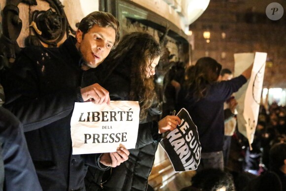 Illustration - Rassemblement sur la place de la République suite à l'attentat au siège de Charlie Hebdo à Paris le 7 janvier 2015. Des milliers de personnes se sont rassemblées.  People gather at Place de la Republique (Republic square) in support of the victims after the terrorist attack earlier today on January 7, 2015 in Paris, France. Twelve people were killed, including two police officers, as two gunmen opened fire at the offices of the French satirical publication Charlie Hebdo.07/01/2015 - Paris