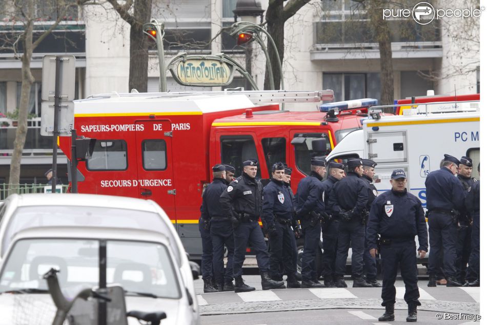 Policiers autour du siège du magazine Charlie Hebdo à Paris, le 7 janvier 2015, où a eu lieu une attaque qui a fait 12 morts dont les dessinateurs Charb, Cabu et Georges Wolinski?
