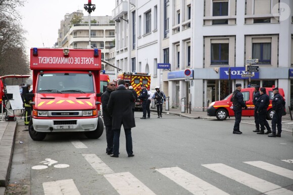Policiers autour du siège du magazine Charlie Hebdo à Paris, le 7 janvier 2015, où a eu lieu une attaque qui a fait 12 morts dont les dessinateurs Charb, Cabu et Georges Wolinski?