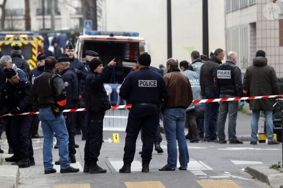 Policiers autour du siège du magazine Charlie Hebdo à Paris, le 7 janvier 2015, où a eu lieu une attaque qui a fait 12 morts dont les dessinateurs Charb, Cabu et Georges Wolinski?