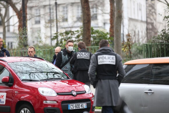 Policiers autour du siège du magazine Charlie Hebdo à Paris, le 7 janvier 2015, où a eu lieu une attaque qui a fait 12 morts dont les dessinateurs Charb, Cabu et Georges Wolinski?