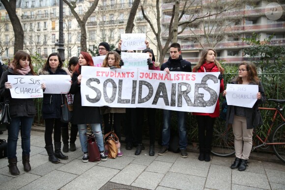 Policiers autour du siège du magazine Charlie Hebdo à Paris, le 7 janvier 2015, où a eu lieu une attaque qui a fait 12 morts dont les dessinateurs Charb, Cabu et Georges Wolinski?