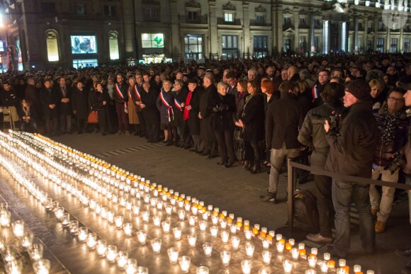 Manifestation silencieuse à Lyon en mémoire de l'attentat au journal Charlie Hebdo qui a eu lieu le mercredi 7 janvier 2015 à Paris.
